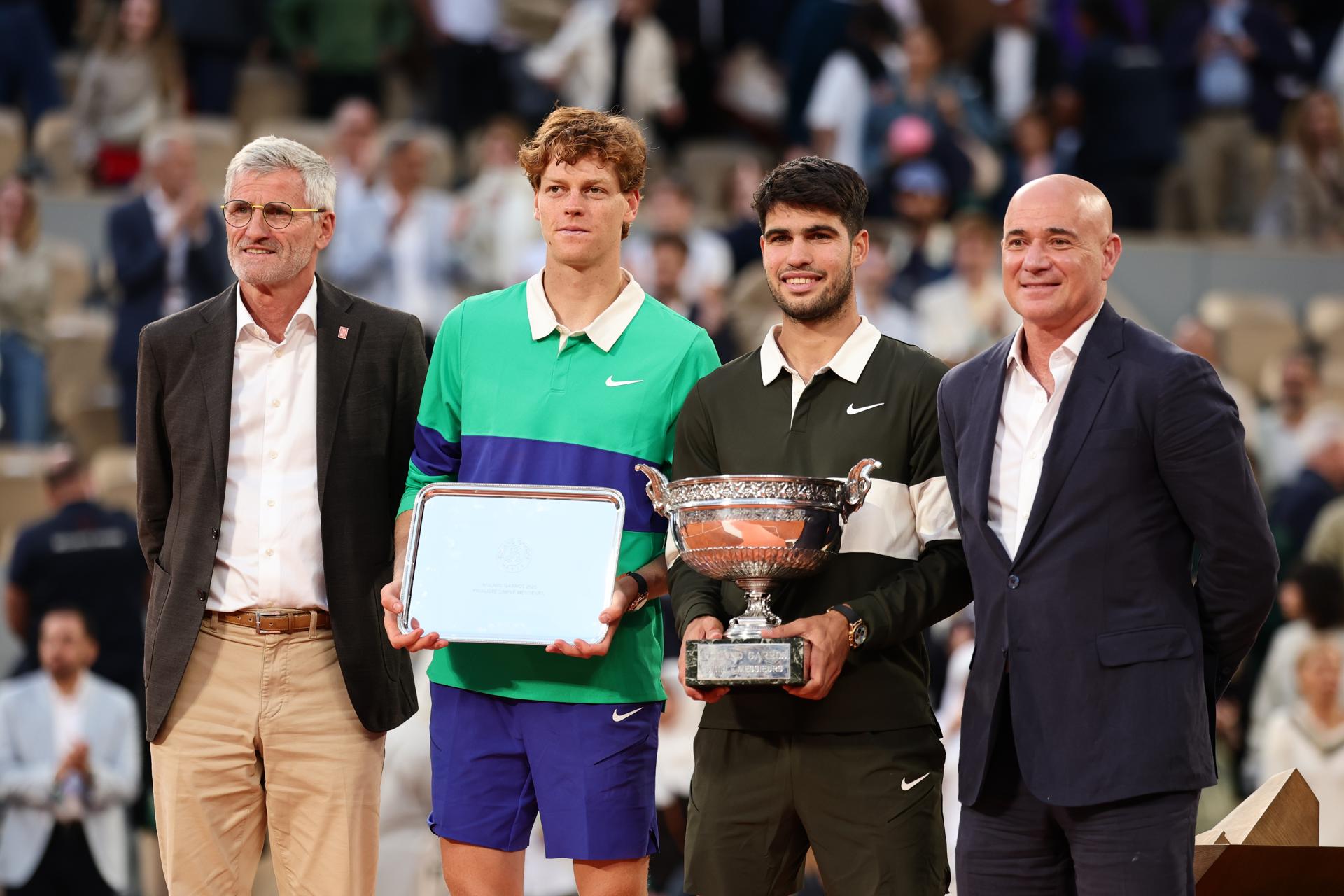 Fotografía de Teresa Suárez, en la que puede verse en una imagen de archivo del 08 de junio de 2025 a los tenistas Jannik Sinner (2i) y Carlos Alcaraz (2d) tras la final de Roland Garros, segundo Grand Slam de la temporada. EFE