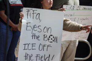 Activistas proinmigrantes asisten a una rueda de prensa para pedir a las autoridades de Miami-Dade y de la FIFA que protejan a los asistentes al Mundial de la presencia de ICE, en Coral Gables, Florida (EE.UU.). EFE/EPA/CRISTOBAL HERRERA-ULASHKEVICH