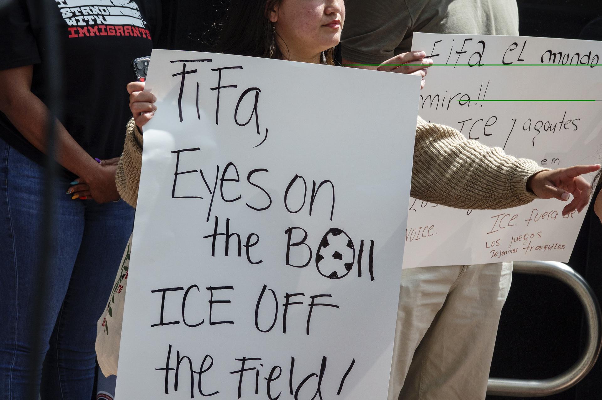 Activistas proinmigrantes asisten a una rueda de prensa para pedir a las autoridades de Miami-Dade y de la FIFA que protejan a los asistentes al Mundial de la presencia de ICE, en Coral Gables, Florida (EE.UU.). EFE/EPA/CRISTOBAL HERRERA-ULASHKEVICH