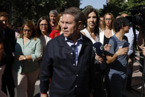 El presidente de Castilla-Mancha, Emiliano García-Page, a su llegada a la sede del PSOE en la madrileña calle de Ferraz, donde este sábado tiene lugar el Comité Federal del PSOE. EFE/ Javier Lizón