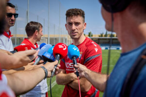 El capitán del Osasuna, Kike Barja durante el primer entrenamiento de la temporada 2025-2026, este viernes. EFE/J.P. Urdiroz