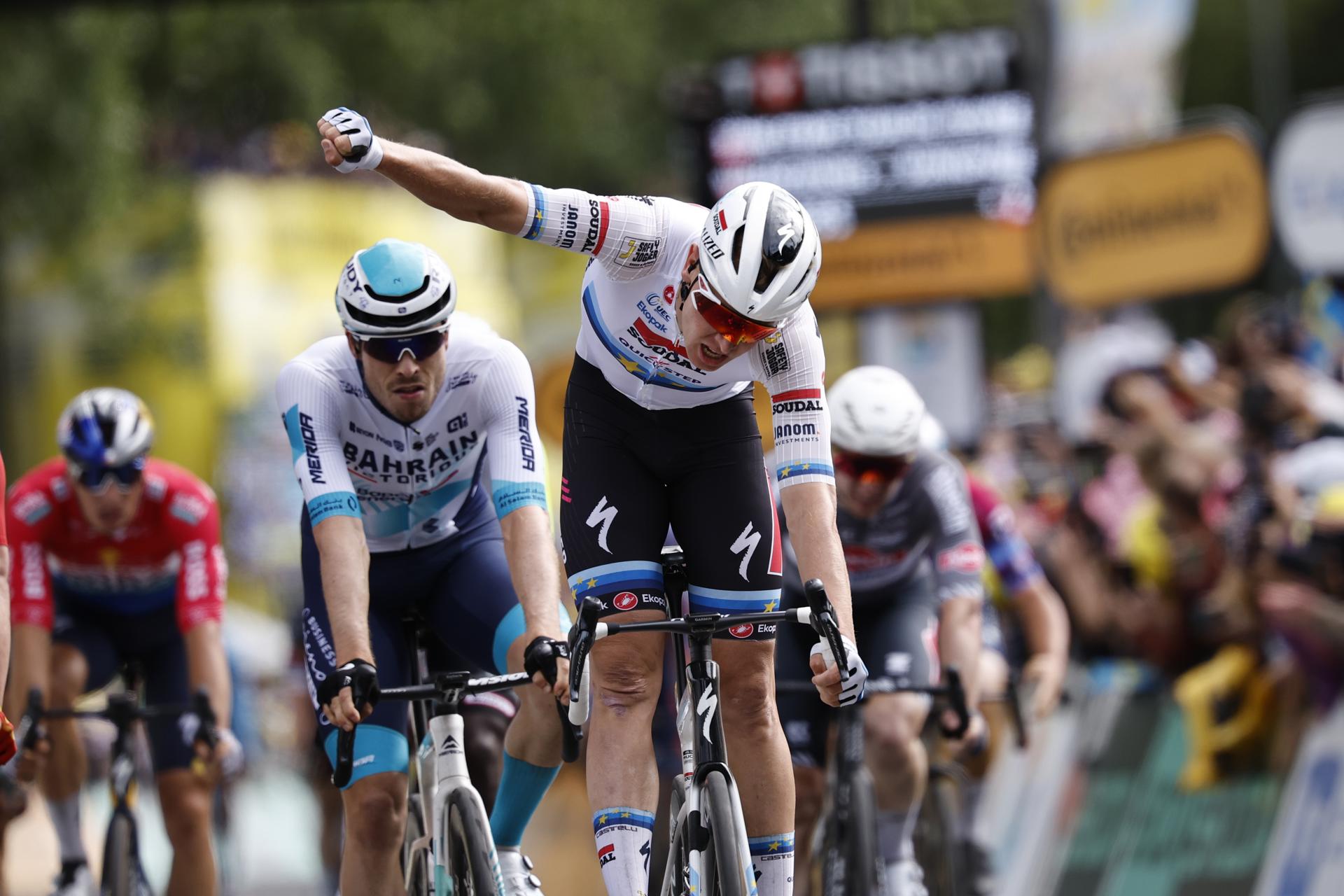 El ciclista belga Tim Merlier (2-L) del Soudal Quick-Step gana al sprint la tercera etapa del Tour de Francia. EFE/EPA/MARTIN DIVISEK