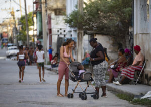 Fotografía de archivo de mujeres en La Habana (Cuba). EFE/ Yander Zamora