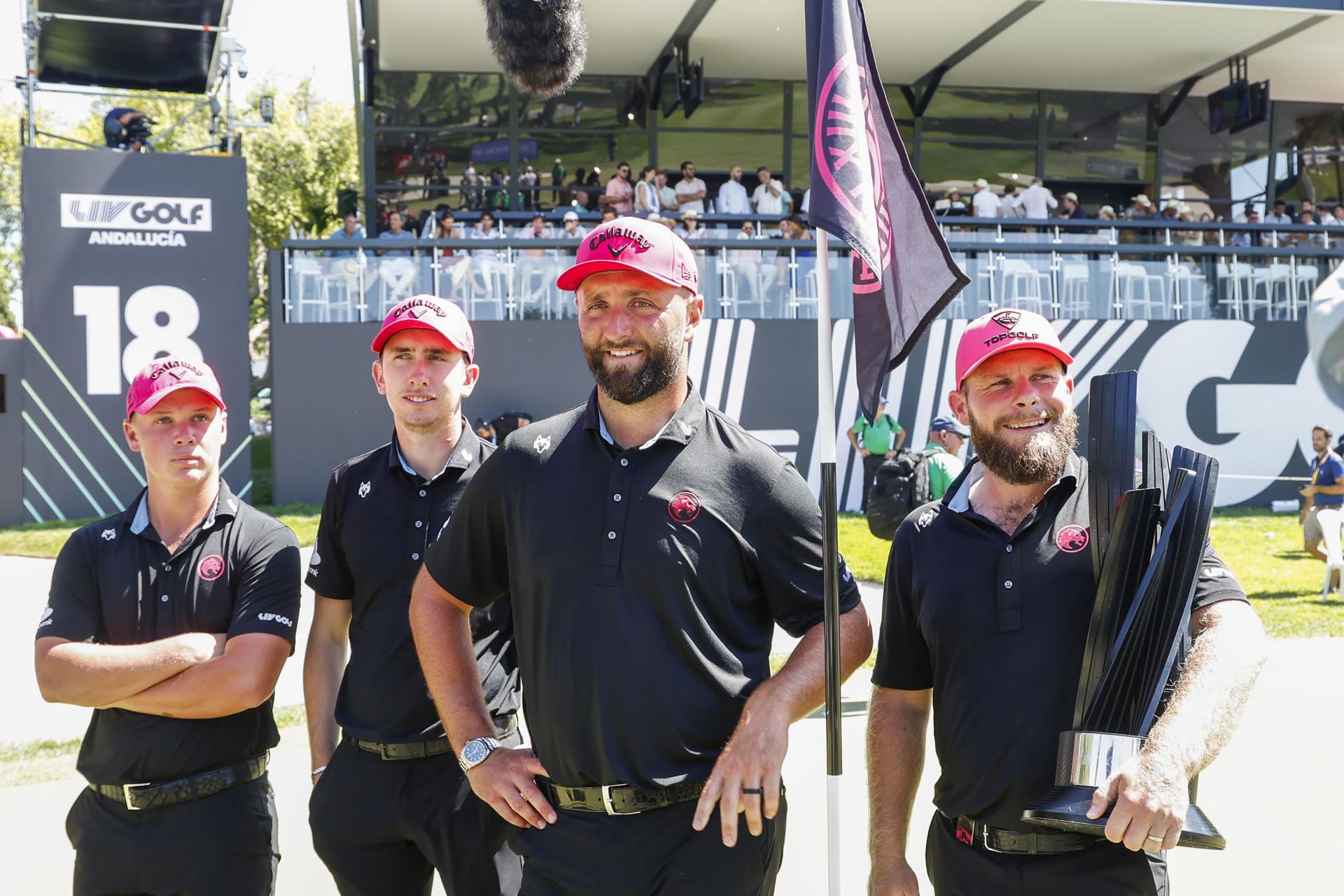 El español Jon Rahm c), celebra la victoria del equipo LEGION XIII que capitanea al finalizar el LIV Andalucía de golf, en el campo de Valderrama en San Roque (Cádiz), este domingo. EFE/A.Carrasco Ragel