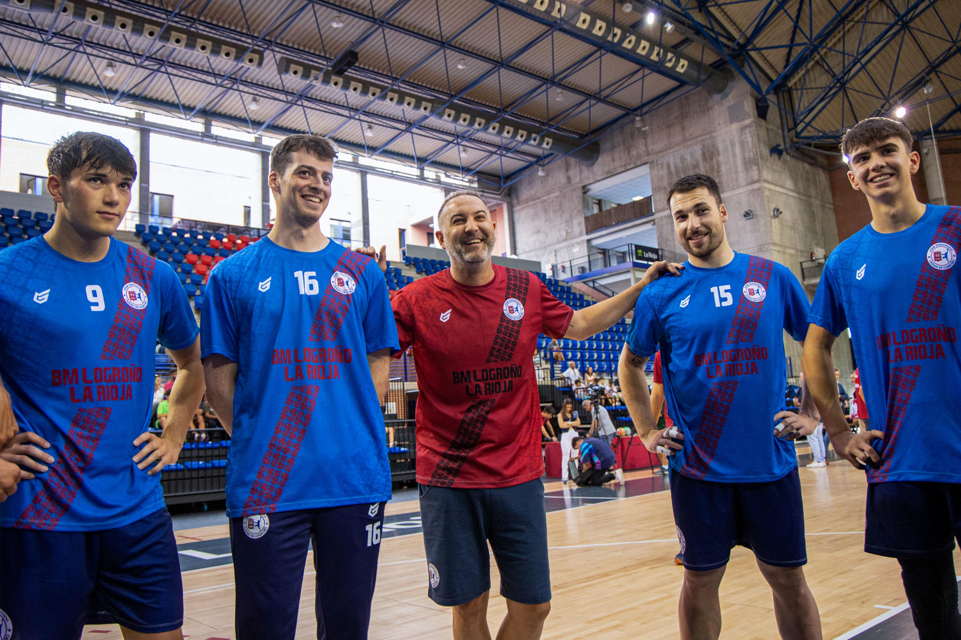 El técnico del equipo Miguel Ángel Velasco (c), con los jugadores durante la presentación de la plantilla del Club Balonmano Ciudad de Logroño para la temporada 2025-2026, este lunes en el Palacio de los Deportes. EFE/Raquel Manzanares
