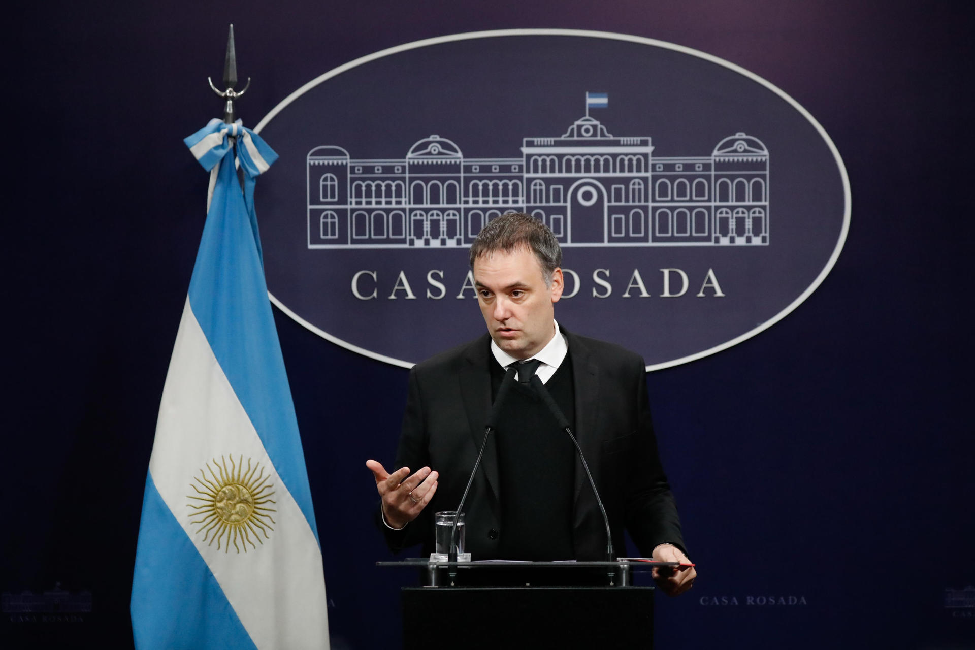 Fotografía de archivo cedida por Presidencia Argentina del portavoz presidencial, Manuel Adorni, hablando en una rueda de prensa en la Casa Rosada, Buenos Aires (Argentina). EFE/ Presidencia Argentina