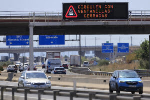 Un cartel indica a los conductores que circulen con las ventanillas bajadas en la A-7 a la altura de Alcàsser (Valencia) este sábado tras la avería de un camión que transportaba mercancías peligrosas, entre ellas, ácido clorhídrico.  EFE/Kai Försterling