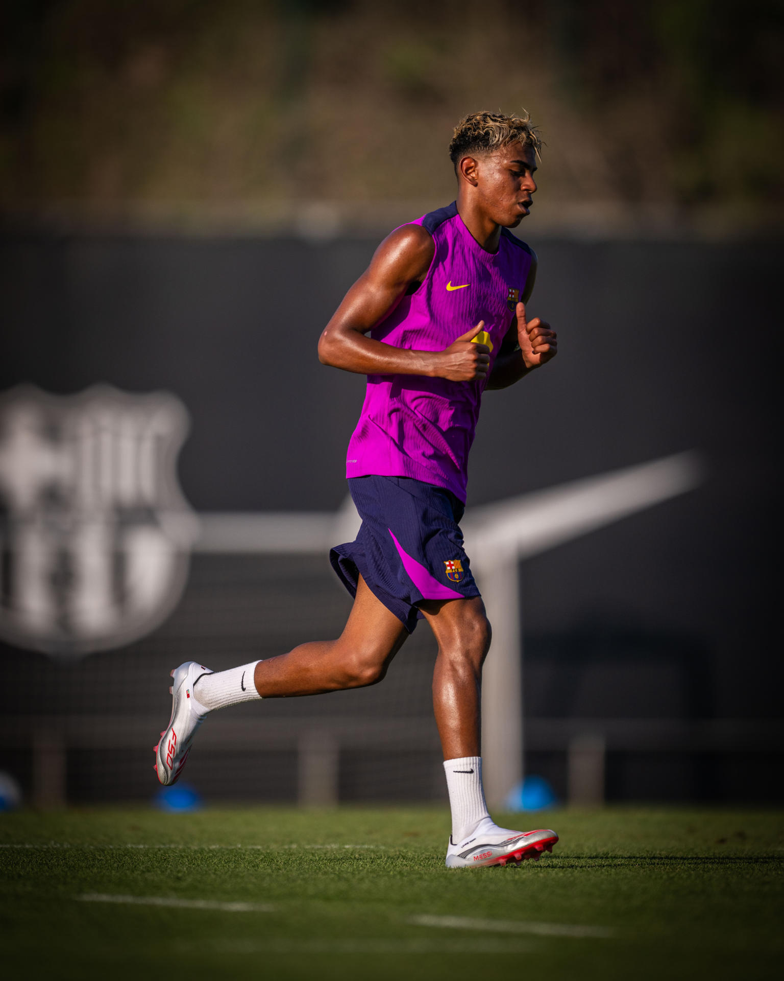 El jugador del FC Barcelona Lamine Yamal durante la primera sesión de entrenamientos de la pretemporada, que el club azulgrana realizado este lunes. EFE/Marc Graupera/FC Barcelona