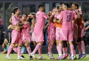 Jugadores de Inter Miami celebran este miércoles el triunfo agónico por 2-1 sobre Atlas en partido de la primera jornada de la Leagues Cup jugado en Fort Lauderdale (Florida). EFE/EPA/CRISTOBAL HERRERA-ULASHKEVICH