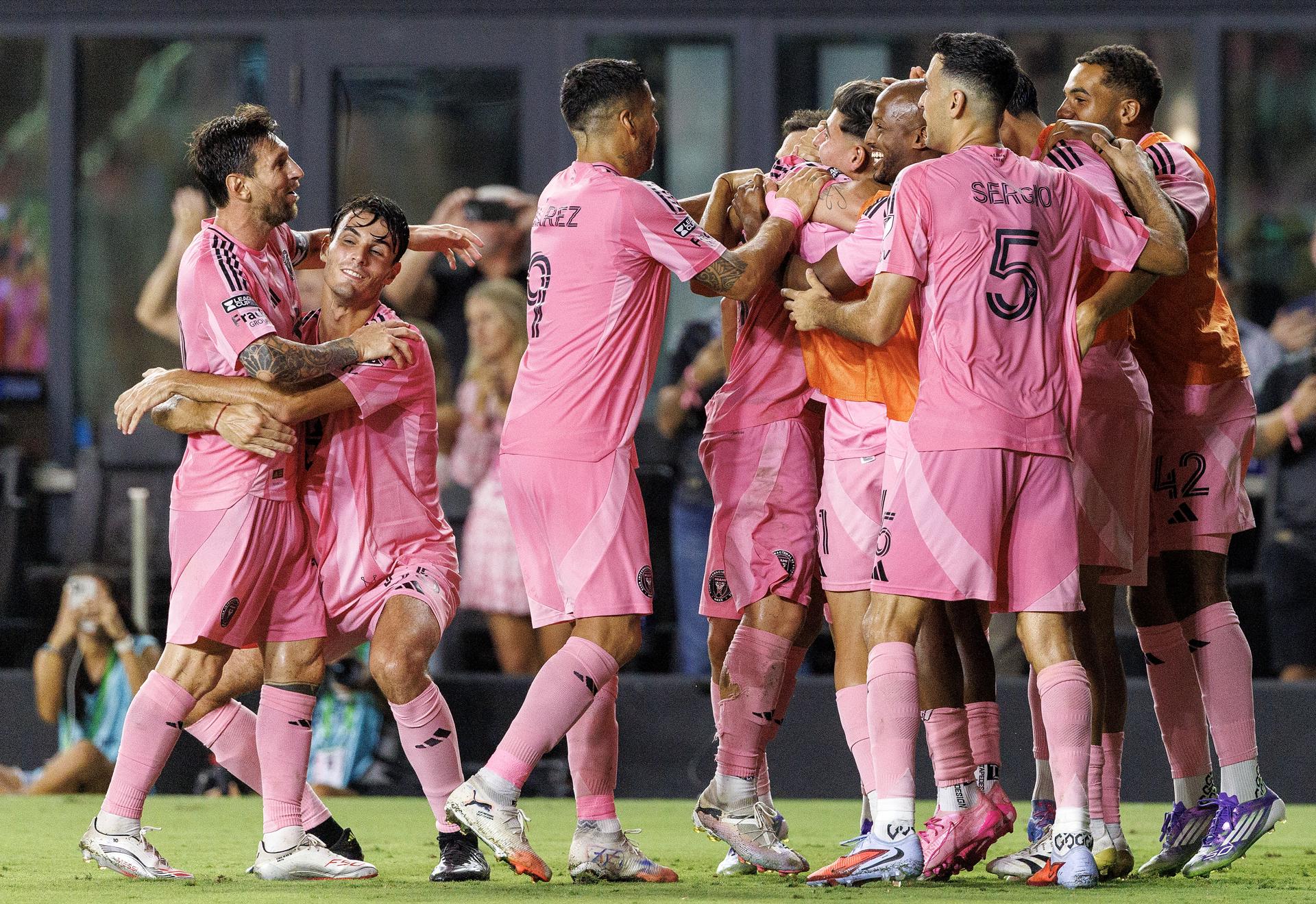 Jugadores de Inter Miami celebran este miércoles el triunfo agónico por 2-1 sobre Atlas en partido de la primera jornada de la Leagues Cup jugado en Fort Lauderdale (Florida). EFE/EPA/CRISTOBAL HERRERA-ULASHKEVICH