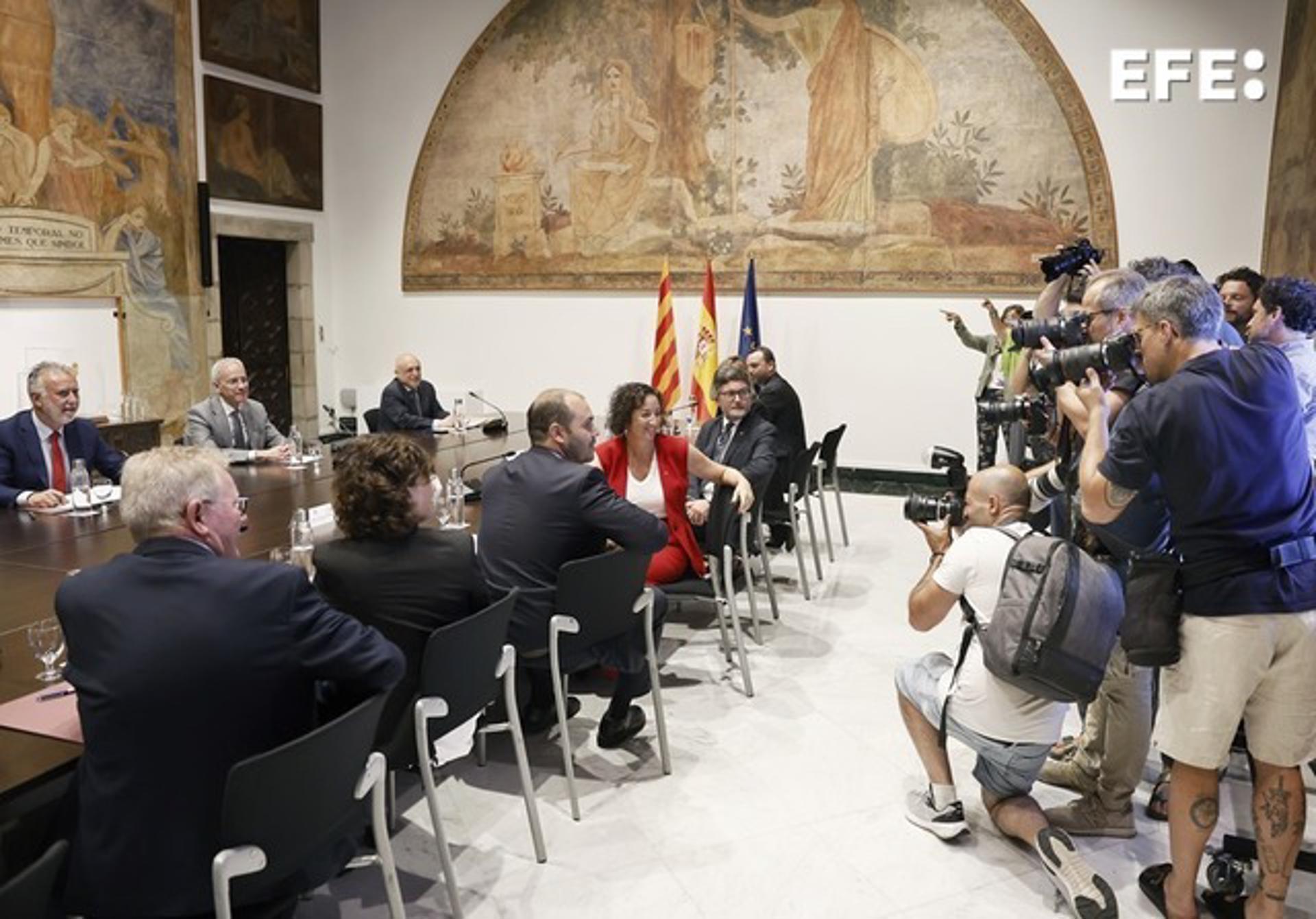 Los consellers de Presidencia, Albert Dalmau (4d), y de Economía, Alicia Romero (3d), y el ministro de Política Territorial y Memoria Democrática, Ángel Víctor Torres (i), durante la reunión de la Comisión Bilateral entre el Ejecutivo central y el Govern para abordar la financiación singular de Cataluña, un modelo pactado entre el PSC y ERC en la investidura de Pedro Sánchez. EFE/Andreu Dalmau