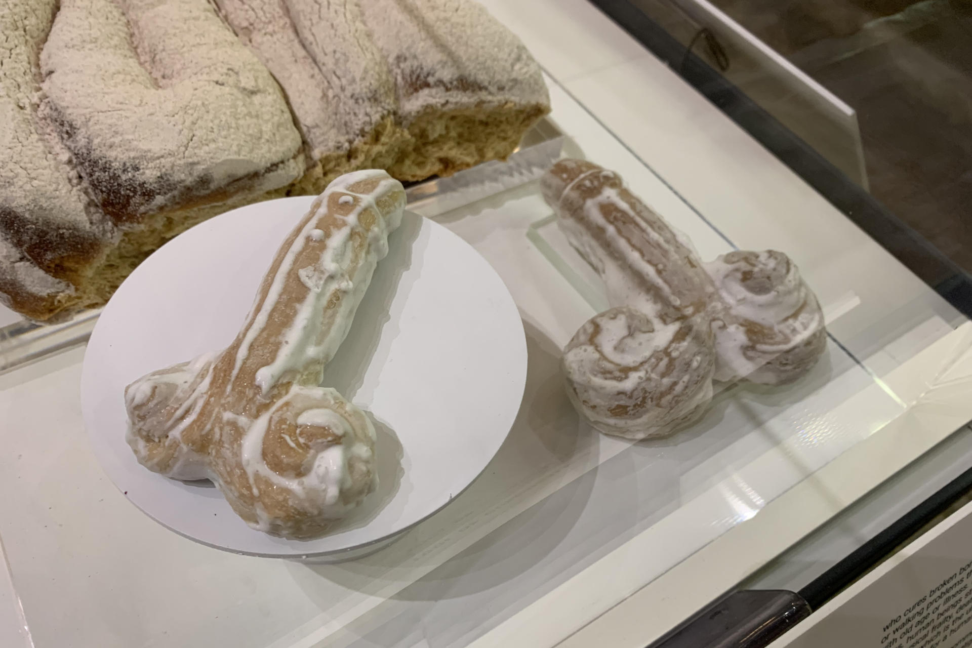 'Tetitas de monja', 'barriga de monja', 'dulce fálico' o 'galleta de oreja' son algunos de los nombres que uno puede encontrar en la confitería tradicional lusa, que une el amor por lo dulce con el sentido del humor de los portugueses y que refleja una nueva exposición en Lisboa. 'Cuando el cuerpo se hace dulce' es el nombre de la muestra en el Museo de Lisboa-Santo António, que reúne más de 30 piezas provenientes de los conventos o de la cocina popular, con referencias al cuerpo humano por su nombre o forma.-EFE/ Carlota Ciudad