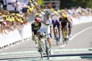 El esloveno Tadej Pogacar se impuso en la cima del Muro de Bretaña. EFE/EPA/MARTIN DIVISEK