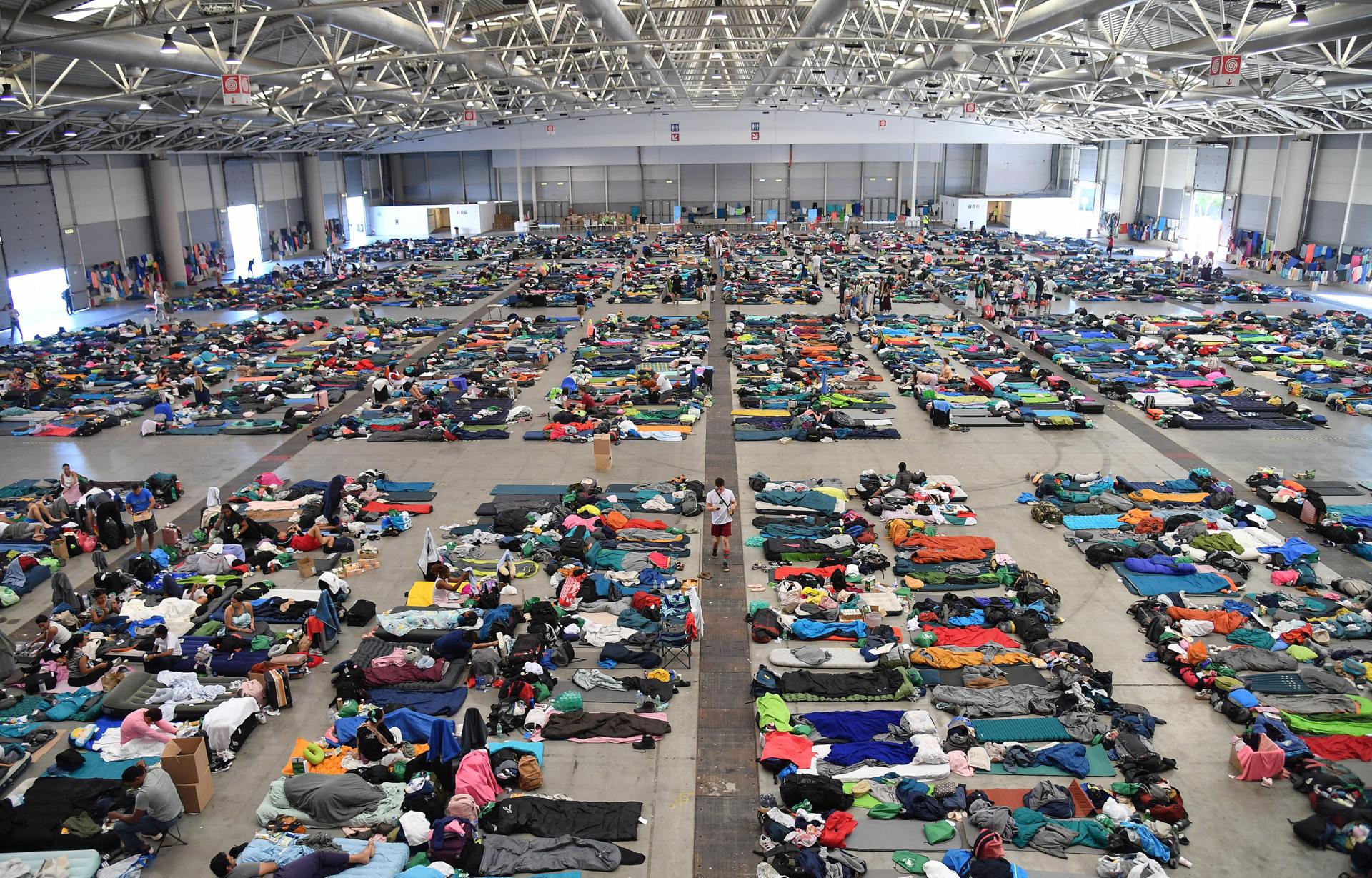 Participantes en un área de descanso en el centro de recepción instalado para alojar a los peregrinos de la Jubilación Juvenil en los pabellones de la Fiera di Roma, en Roma, Italia, 30 de julio de 2025. (Italia, Roma) EFE/EPA/FABIO CIMAGLIA