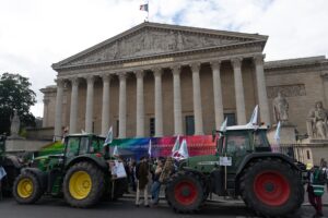 Imagen de archivo de varios agricultores frente a la Asamblea Nacional, durante una protesta, París, Francia. EFE/EPA/MOHAMMED BADRA