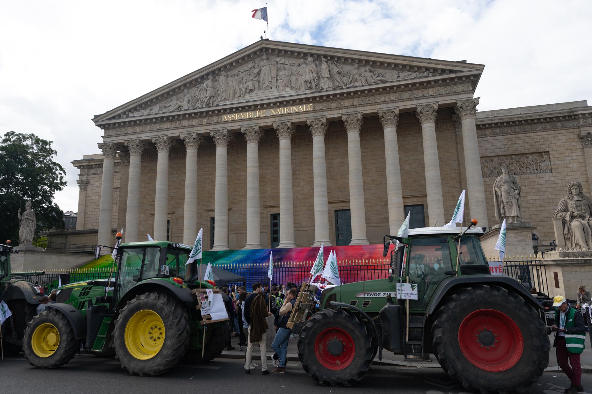 Imagen de archivo de varios agricultores frente a la Asamblea Nacional, durante una protesta, París, Francia. EFE/EPA/MOHAMMED BADRA