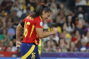 La delantera de la selección española Cristina Martín-Prieto celebra el quinto gol del combinado español durante el partido del grupo B de la Eurocopa Femenina 2025, disputado hoy jueves entre Portugal y España, en el Stade de Suisse en Berna. EFE/ Ana Escobar