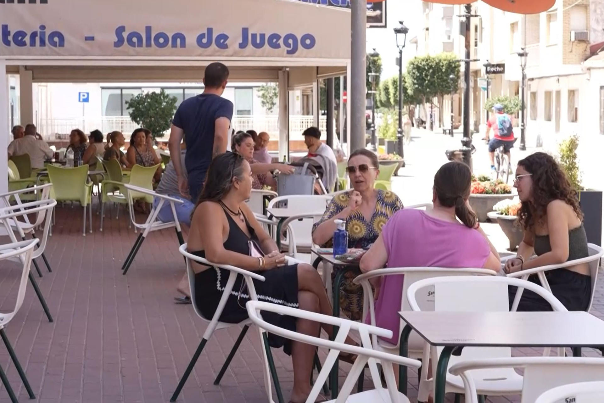 Captura de video de la localidad de Torre Pacheco (Murcia), donde los vecinos esperan que prime la normalidad y la convivencia en el municipio tras una segunda noche de disturbios, unos actos violentos que han dejado por el momento un detenido y cinco heridos y que según la delegada del Gobierno habrían sido convocados a través de redes sociales con mensajes xenófobos. EFE
