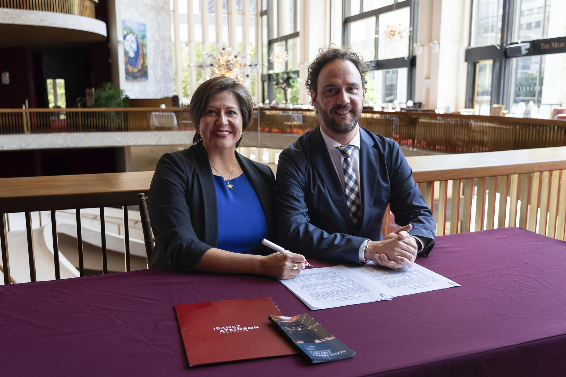Fotografía sin fecha específica cedida por la Metropolitan Opera House de Nueva York que muestra a la directora ejecutiva de la Laffont Competition y el Lindemann Young Artist Program de la Met Opera, Melissa Wegner (i), y al gerente de Música de la Fundación Ibáñez Atkinson, Andrés Rodríguez Spoerer, posando durante la firma del convenio entre la Fundación Ibáñez Atkinson y Metropolitan Opera House, en Nueva York (EE.UU.).