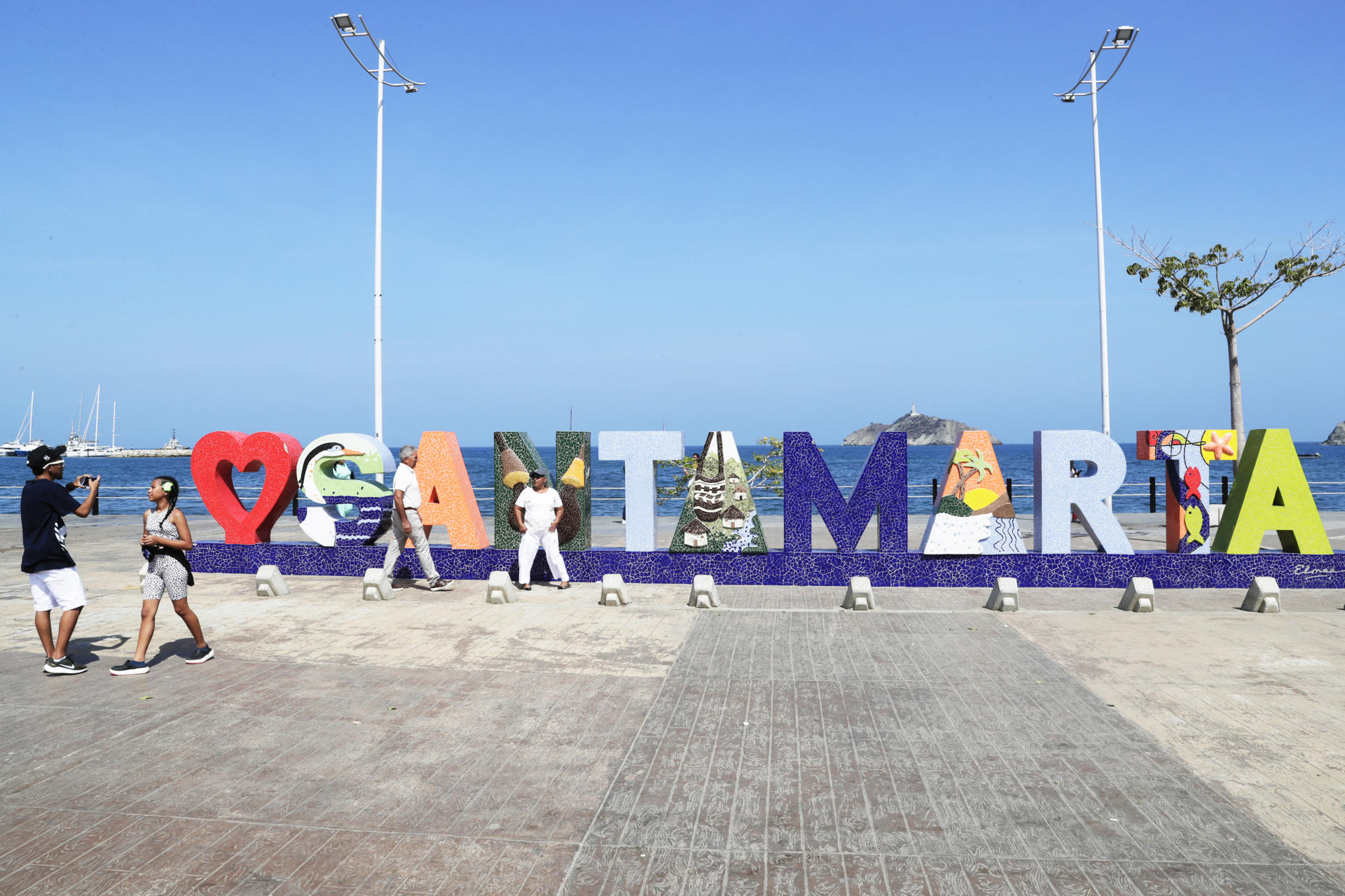 Personas recorren el malecón de Bastidas este martes, en Santa Marta (Colombia). EFE/ Carlos Ortega