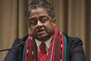 El Relator Especial de la ONU sobre el derecho a una vivienda adecuada, Balakrishnan Rajagopal, habla en una rueda de prensa este viernes, en Ciudad de Guatemala (Guatemala). EFE/ Mariano Macz