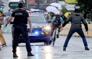 Personal de seguridad se prepara para detener a un aficionado en bicicleta antes de la meta, en la 17ª etapa del Tour de Francia, disputada este miércoles, en Valence (Francia). EFE/Christophe Petit Tesson