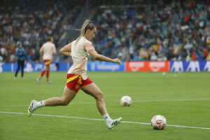 La delantera española Athenea del Castillo calienta antes de la final de la Eurocopa Femenina 2025 que disputan este domingo España e Inglaterra el el St. Jakob Park de Basilea (Suiza). EFE/ Ana Escobar