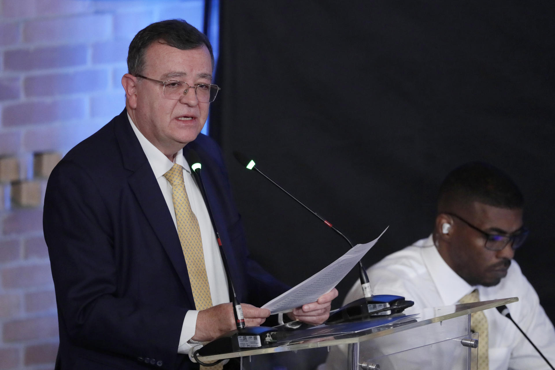 El presidente de la Jurisdicción Especial para la Paz (JEP), Alejandro Ramelli, al intervenir este jueves, 31 de julio, durante la primera Audiencia Pública de Verificación del denominado 'Caso 01', que la JEP adelanta contra siete exjefes de las FARC por 21.000 casos de secuestro, en Bogotá (Colombia). EFE/Carlos Ortega