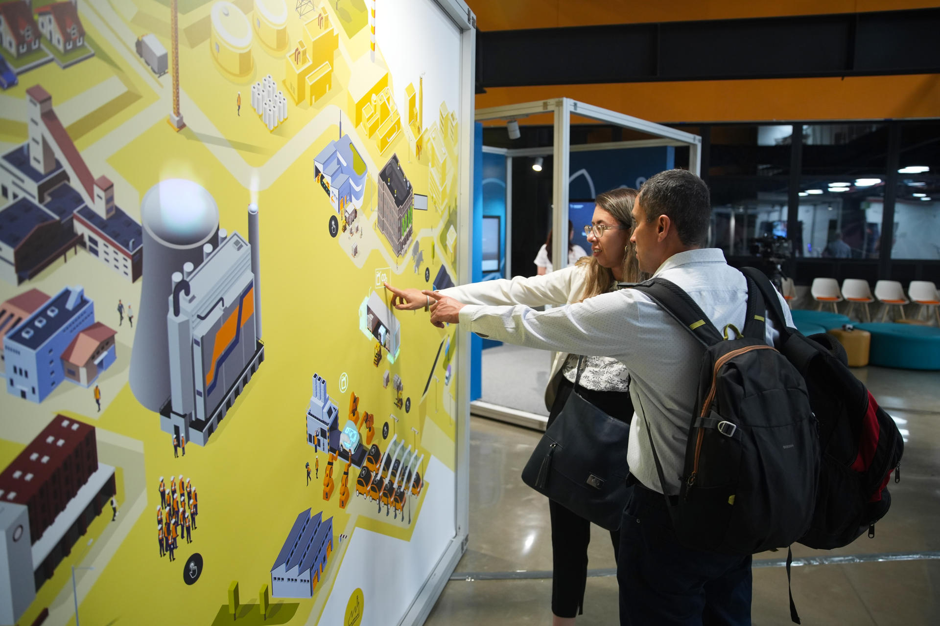 Personas recorren la exposición "Energy in Transition: Powering tomorrow" este miércoles, en el Centro de Ciencia, Arte y Tecnología Yawa en Cali, (Colombia). EFE/ Ernesto Guzmán Jr
