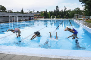 Varias personas se zambullen en la piscina de un centro deportivo municipal en Madrid. EFE/Rodrigo Jiménez