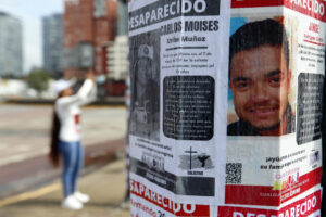 Fotografía que muestra carteles de personas desaparecidas este sábado, en Guadalajara (México). EFE/ Francisco Guasco