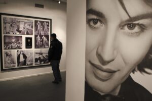 Fotografía de archivo en donde visitantes recorren una muestra acerca del músico Sandro, en Buenos Aires (Argentina). EFE/David Fernández
