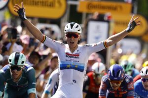El belga Tim Merlier en el esprint de Châteauroux. EFE/EPA/MARTIN DIVISEK