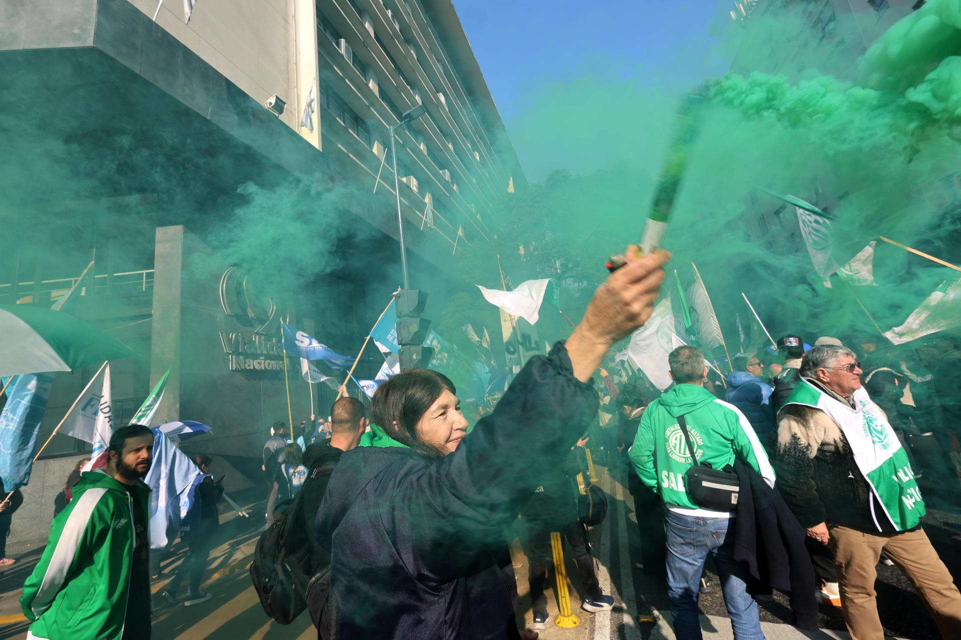 Personas se manifiestan durante una protesta frente a la sede de la Dirección Nacional de Vialidad este martes, en Buenos Aires (Argentina). EFE/Matías Martín Campaya