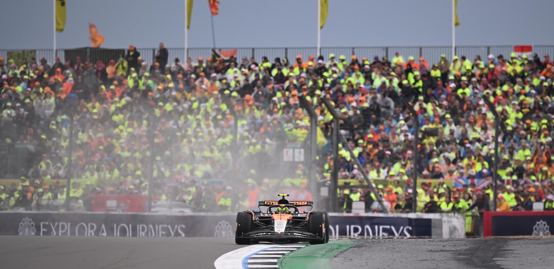 Lando Norris se impone en Gran Bretaña de F1 por delante de Oscar Piastri, sancionado, y Nico Hulkenberg. EFE/EPA/PETER POWELL
