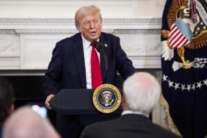 El presidente de EE.UU., Donald Trump interviene en la Casa Blanca en Washington (EE.UU.). EFE/EPA/YURI GRIPAS / POOL