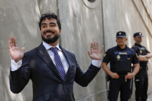El eurodiputado Luis Pérez Fernández 'Alvise' atiende a la prensa tras comparecer ante el juez en el Tribunal Supremo este viernes. EFE/ Mariscal