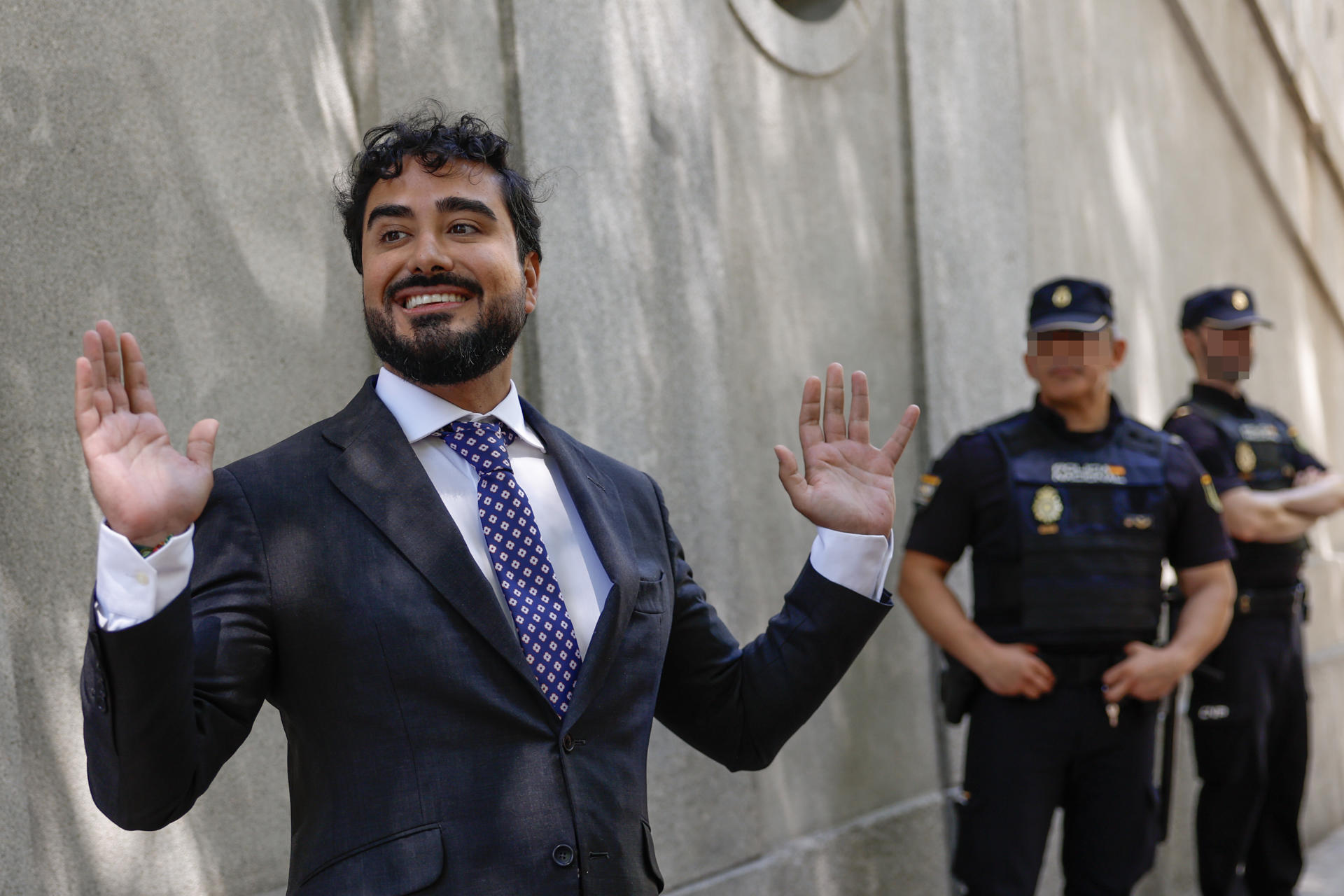 El eurodiputado Luis Pérez Fernández 'Alvise' atiende a la prensa tras comparecer ante el juez en el Tribunal Supremo este viernes. EFE/ Mariscal