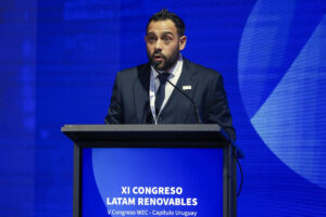El presidente de la Asociación Uruguaya de Energías Renovables (AUDER), Diego Oroño, habla durante la apertura del XI Congreso LATAM Renovables este martes, en el Laboratorio Tecnológico del Uruguay en Montevideo (Uruguay). EFE/ Alejandro Prieto