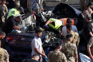 Soldados libaneses y socorristas fueron captados este jueves, 3 de julio, cerca de los restos de un automóvil alcanzado por un dron israelí, al sur de Beirut (Líbano). EFE/Wael Hamzeh