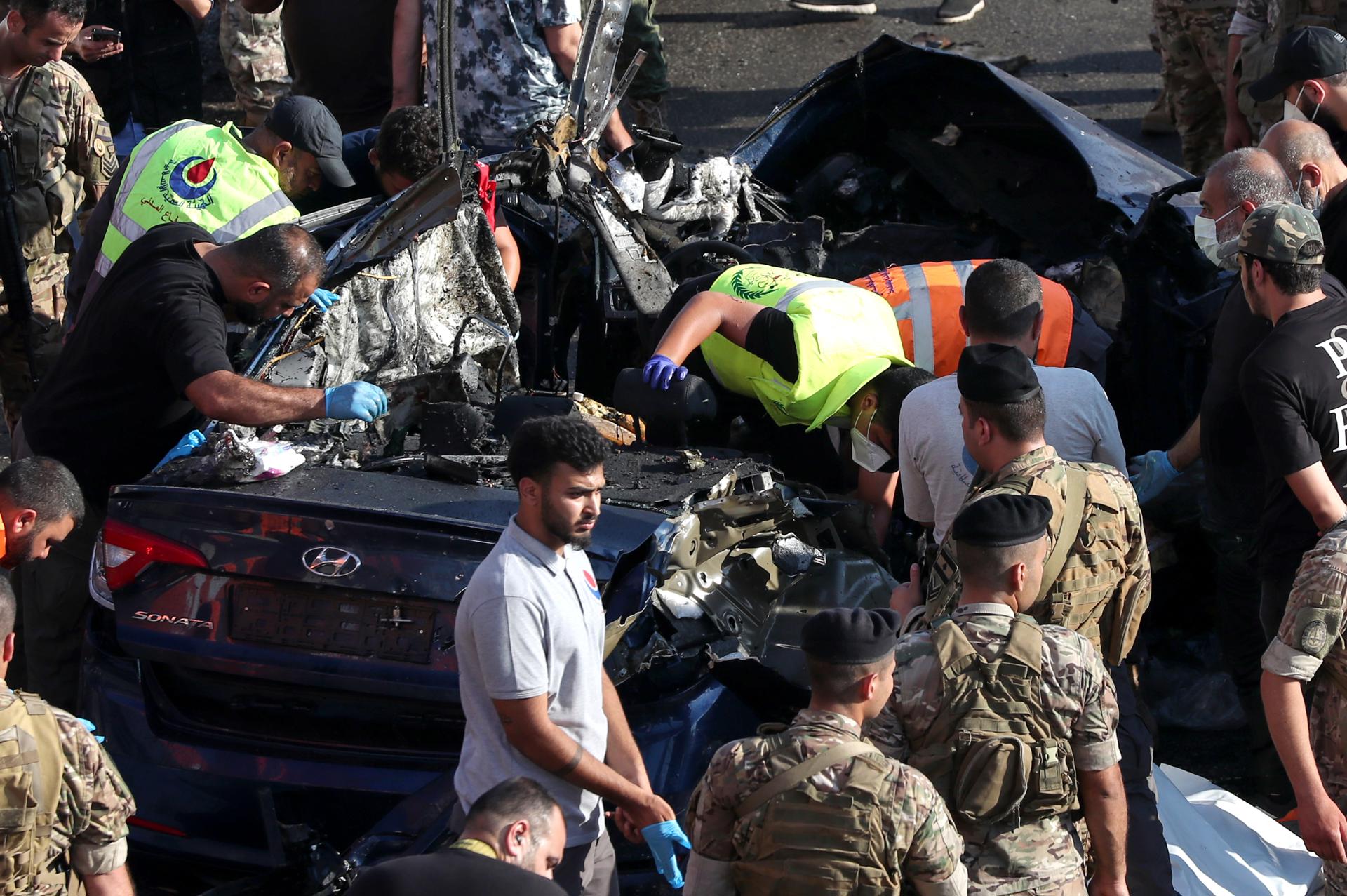 Soldados libaneses y socorristas fueron captados este jueves, 3 de julio, cerca de los restos de un automóvil alcanzado por un dron israelí, al sur de Beirut (Líbano). EFE/Wael Hamzeh