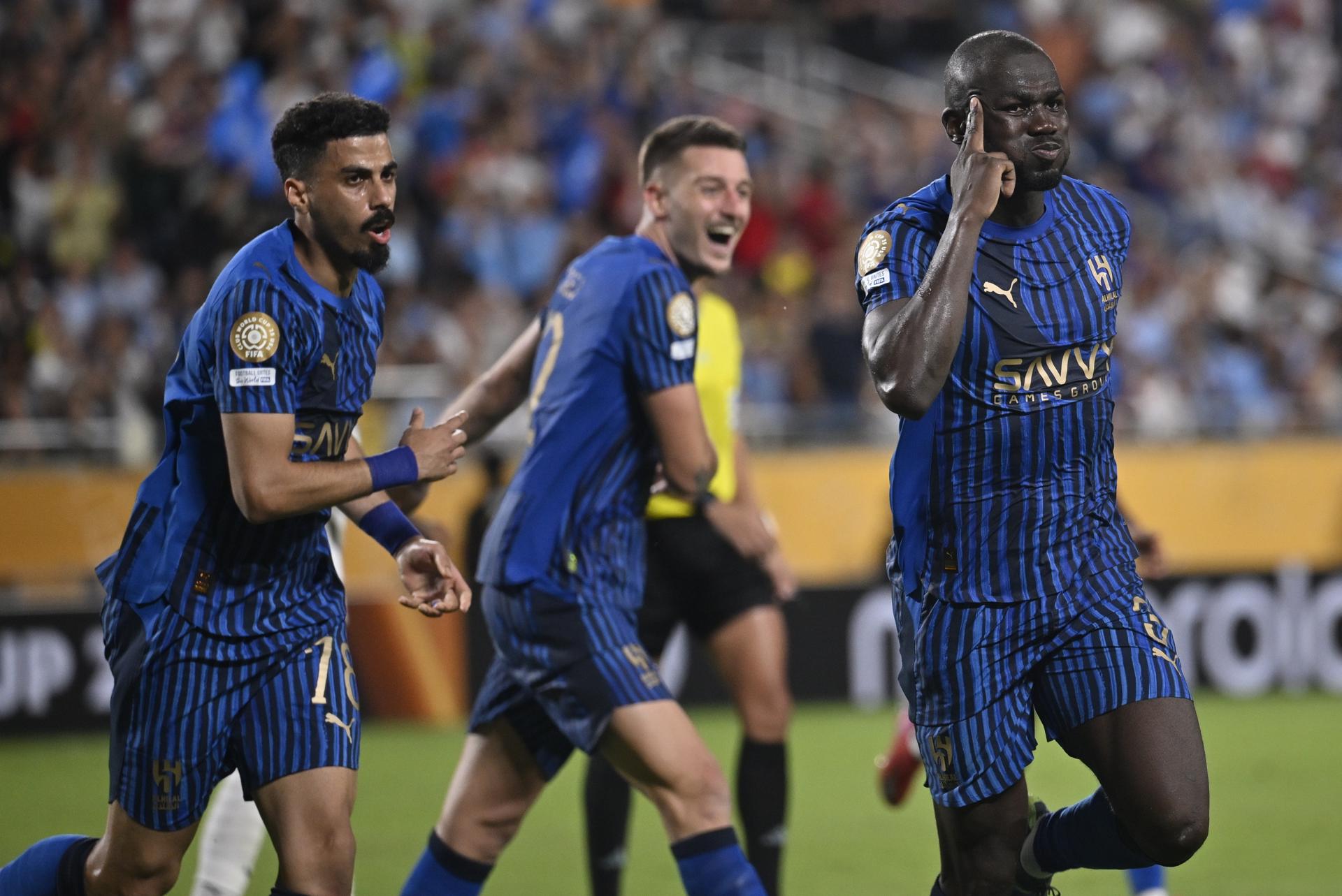 Kalidou Koulibaly, del Al Hilal (d),. celebra su gol durante el primer tiempo extra del partido de la Copa Mundial de Clubes de la FIFA 2025 entre Manchester City y Al Hilal en Orlando, Florida, (EE.UU.). EFE/MIGUEL RODRIGUEZ
