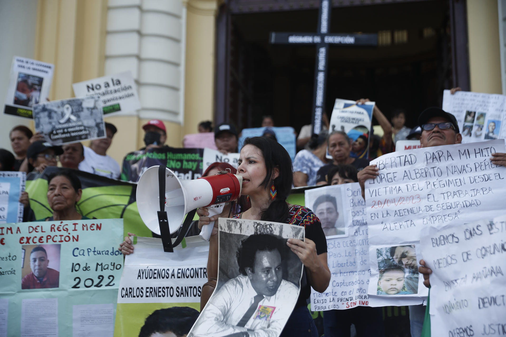 Personas participan en una manifestación frente a la Catedral Metropolitana este sábado, en San Salvador (El Salvador). EFE/ Rodrigo Sura