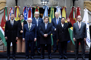 (De i a d) El presidente de Paraguay, Santiago Peña; la vicepresidenta de Ecuador, Maria José Pinto; los presidentes de Brasil, Luiz Inácio Lula da Silva; de Panamá, José Raúl Mulino; de Argentina, Javier Milei; el canciller de Chile, Alberto van Klaveren; y los presidentes de Bolivia, Luis Arce; y de Uruguay, Yamandú Orsi, durante la cumbre semestral del Mercosur, este jueves, 3 de julio, en Buenos Aires (Argentina). EFE/Martín Campaya