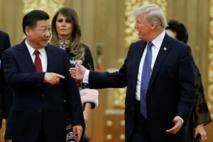 Fotografía de archivo fechada el 09 de noviembre de 2017 del presidente de Estados Unidos, Donald Trump (d), asistiendo a una cena de gala ofrecida por su homólogo de China, Xi Jinping (i), en el Gran Palacio del Pueblo en Pekín (China). EFE/ Thomas Peter / Pool