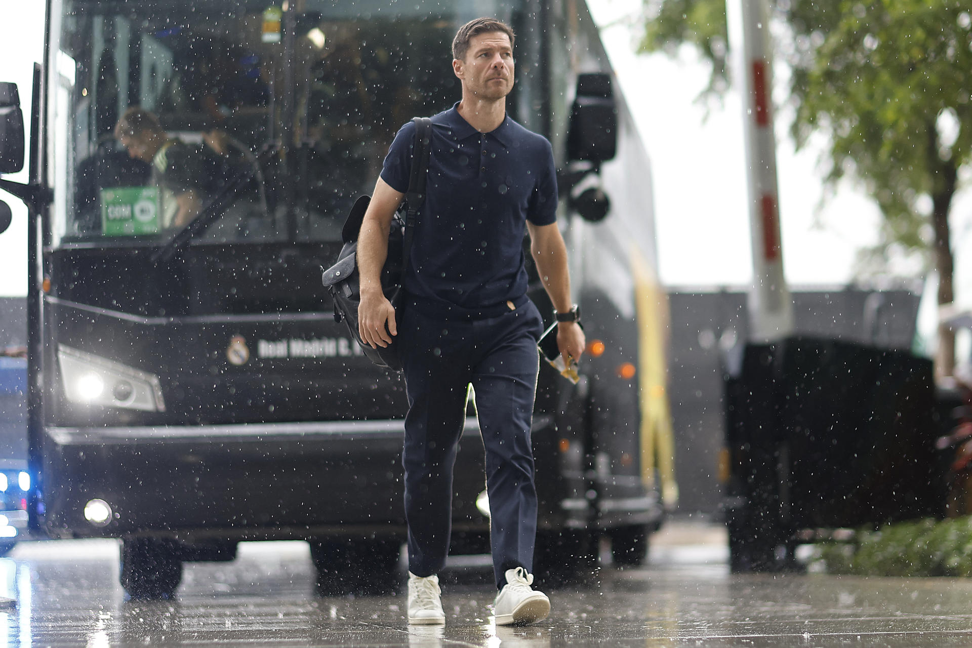 El entrenador del Real Madrid, Xabi Alonso, llega este martes con su equipo al Hard Rock Stadium de Miami para afrontar el partido de octavos de final del Mundial de Clubes contra Juventus, que tendrá previsiblemente una temperatura más amena que en los anteriores partidos que jugó en fase de grupos. EFE/ Juan Ignacio Roncoroni