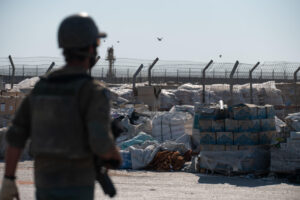Vista de cajas de ayuda humanitaria en Kerem Shalom (Israel), el 24 de julio de 2025. Bajo el sol abrasador del verano, cajas con alimentos se descomponen a la intemperie en el cruce de Kerem Shalom, del lado de la Franja de Gaza. Aves de rapiña sobrevuelan las cajas de ayuda humanitaria que deberían ser distribuidas entre miles de gazatíes que padecen una hambruna sin precedentes. EFE/ Magda Gibelli