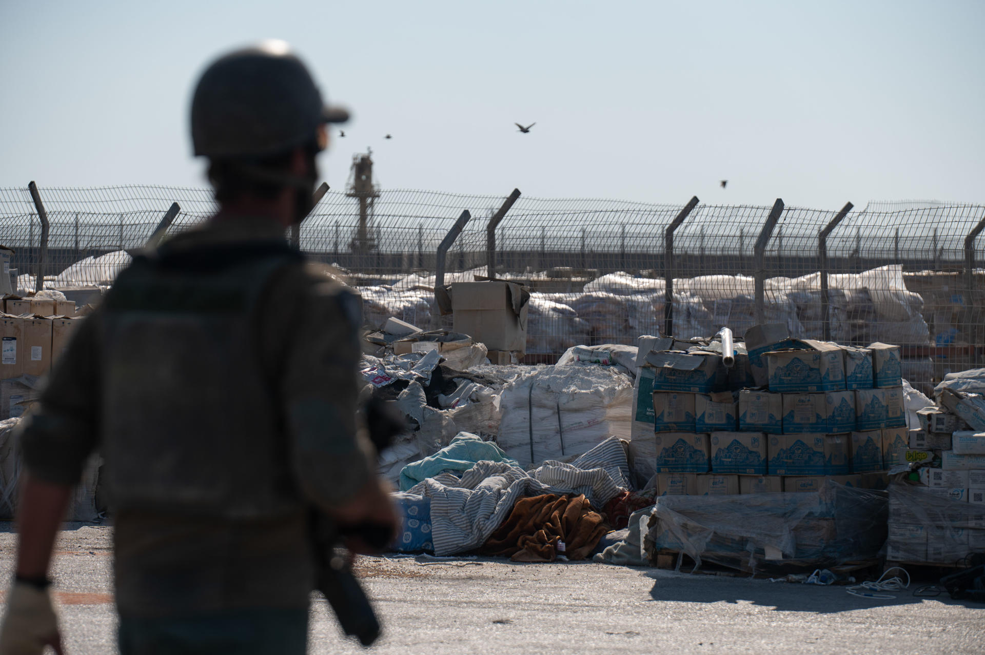 Vista de cajas de ayuda humanitaria en Kerem Shalom (Israel), el 24 de julio de 2025. Bajo el sol abrasador del verano, cajas con alimentos se descomponen a la intemperie en el cruce de Kerem Shalom, del lado de la Franja de Gaza. Aves de rapiña sobrevuelan las cajas de ayuda humanitaria que deberían ser distribuidas entre miles de gazatíes que padecen una hambruna sin precedentes. EFE/ Magda Gibelli