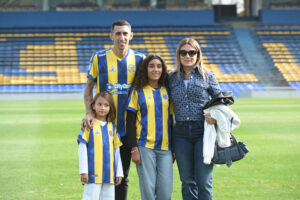 El delantero argentino Ángel Di María, acompañado de su esposa Jorgelina y sus hijas, posan durante la presentación como nuevo jugador del Rosario Central este lunes, en el Estadio Gigante de Arroyito en Rosario (Argentina). EFE/Sebastián Granata