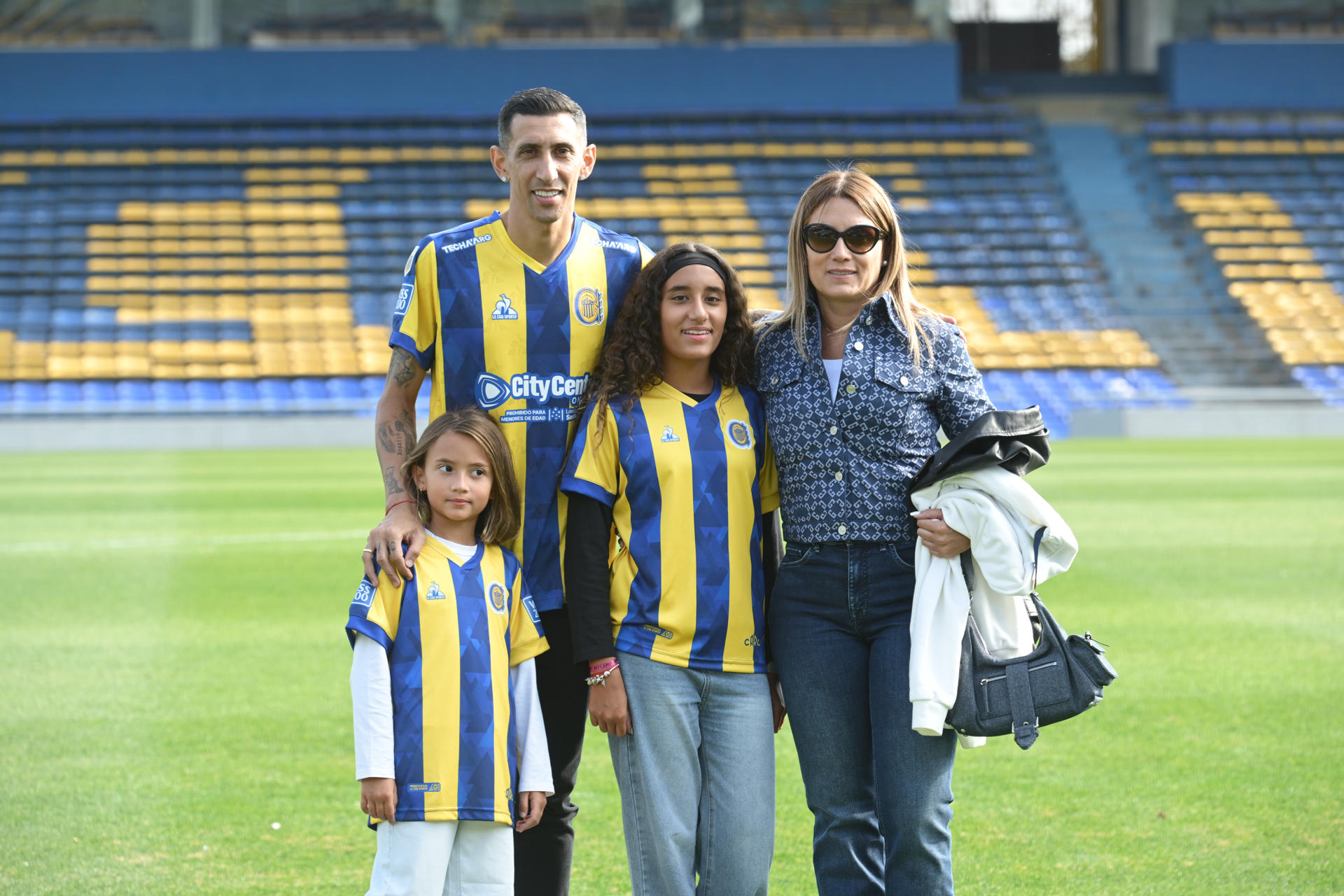 El delantero argentino Ángel Di María, acompañado de su esposa Jorgelina y sus hijas, posan durante la presentación como nuevo jugador del Rosario Central este lunes, en el Estadio Gigante de Arroyito en Rosario (Argentina). EFE/Sebastián Granata